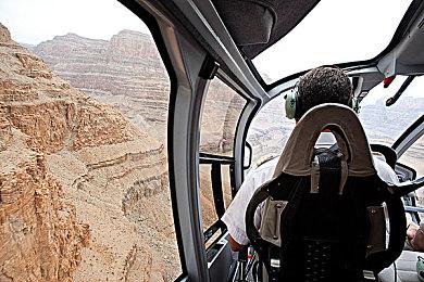 戏剧性战略游戏 《大恶人千金 枭雌百合战记》 将于2025年7月24日在 Steam 上开始发售！ 